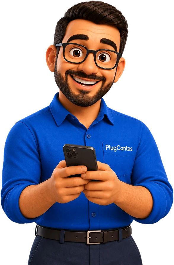 Custódio olhando o celular e sorrindo